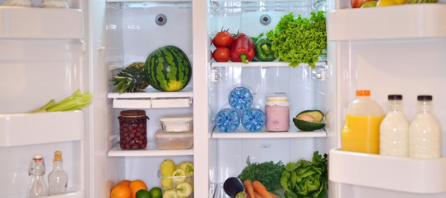 Activated carbon to eliminate odors in refrigerators