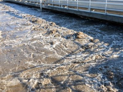 Carbon activo impregnado de KOH para el tratamiento del agua