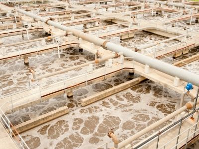 Carbon activo impregnado de NaOH para el tratamiento de aguas residuales industriales